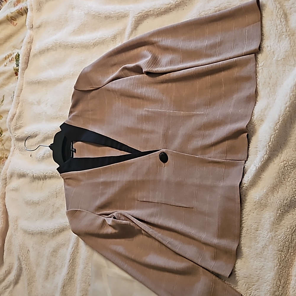 Beautiful Jacket With A Single Button - image 3